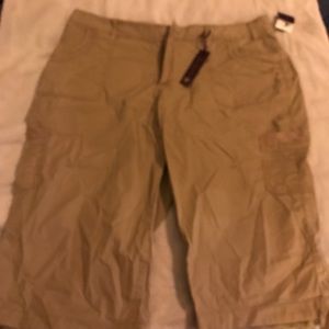 NWT!! Khaki capri’s by Gloria Vanderbilt